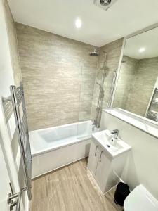 Brand-new flat, King Bed, Sofa Bed with full kitchen, Wi-Fi, self check-in Central location near everything