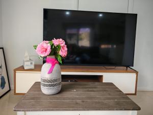 Spacious Studio with Garden close 2train&Westfield