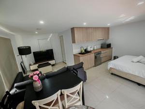 Spacious Studio with Garden close 2train&Westfield