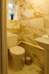 Entire 3BR Home Near Chorlton Water Park and Airport With Parking