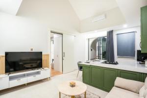 Unique! 1BR Apt in Detached House at Hotel Grounds