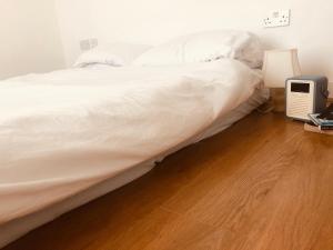 Lovely top floor spacious flat next to the station