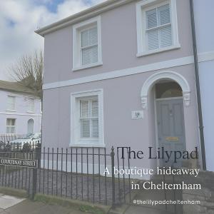 The Lily Pad - Boutique Townhouse, a short walk to Town Center and Racecourse