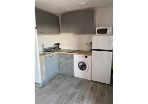 Appartement T2, terrasse, parking privé proche port et plages