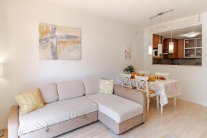 Pretty garden apartment next to a charming beach