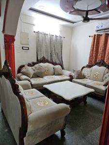 Cozy Guest Room with shared kitchen and living in Chennai with Shared Facilities