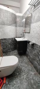 Cozy Guest Room with shared kitchen and living in Chennai with Shared Facilities