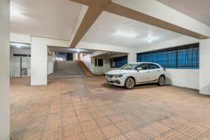 Treebo Premium The Regal Park