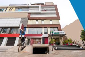 Treebo Premium The Regal Park