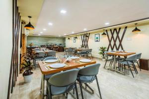 Treebo Premium The Regal Park