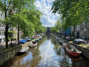 JoyJoyJoy the White Wilde ecolicious studio in a historic Canalhouse from 1799 with terrace at the canals