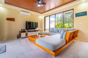 Sleep 11-Beachfront-Pool-Wildlife-100MB -Suites