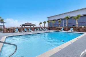 Cozy Oceanfront Condo with Heated Pools & Views