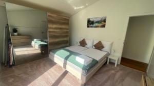 Grosse Terrasse mit Privatsphäre & Aussendusche