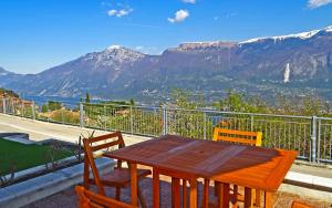 La Quiete 23 Lake view apartment by Gardadomusmea