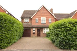 Spacious 4 Bed Home near Elizabeth Line, perfect for Contractors, Families & Groups