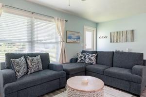 Modern 2BR with Backyard near Beach & Harbor