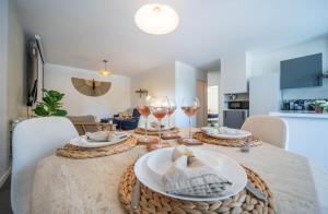 Royal Ciné Room 6 People Movie Night Netflix Fiber Free Parking