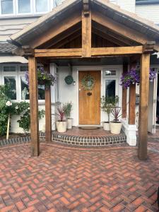 Stay solihull 5 mins to NEC and AIRPORT SLEEPS 9 contractor friendly 3 bathrooms driveway parking 3