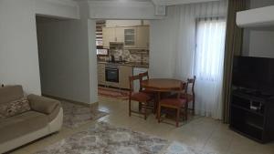 Plaja 10 dk , Bahçeli, Huzurlu Tatil Evi