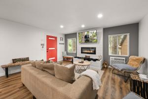 Cozy Knight Cabin - AC! Walk to Lake and Village