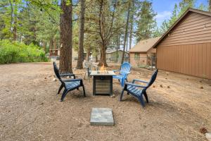 Cozy Knight Cabin - AC! Walk to Lake and Village