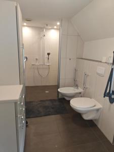Haus 2 Etagen Garten 1 Badezimmer,1 Gäste Wc 200 Qm 5 Betten Gehoben mit Garten