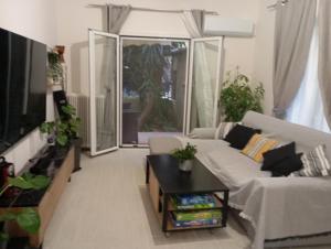 Ηome & Garden with parking close to Olympic Stadium