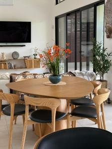 Villa Montemar Ocean and Mountain Views Elevated 1200 FT with Wifi