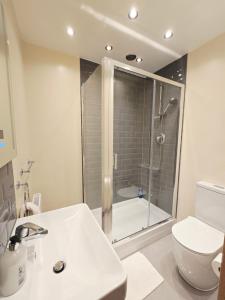 London Luxury 3 bedroom flat, free parking, garden, sleeps x10, Close to Tube