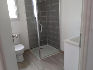Chambre avec salle de bain et WC privés