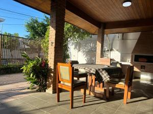 Enseada Casa com churrasqueira- 100 metros da praia com 4 dorm para até 14 pessoas