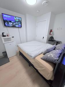 Cozy Private Room Near Calgary Airport with Parking