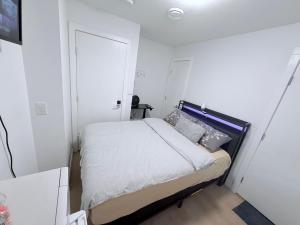 Cozy Private Room Near Calgary Airport with Parking