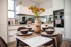 Casa Sol Mar - Chic 2BR Retreat - Relax, Unwind & Feel at Home