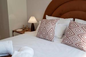 Casa Sol Mar - Chic 2BR Retreat - Relax, Unwind & Feel at Home