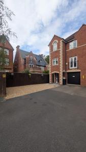 6 Bed Modern Elm Tree House City Centre 92" Cinema