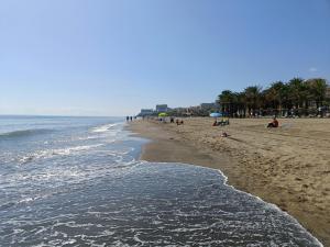 Los Alamos Breeze - Modern Beach Apartment