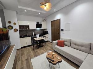 The Cozy Nook- luxury, privacy, with a pool and gym