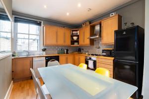 3 Double Bedroom FAMILLY APT CLOSE TO NOTTINGHILL