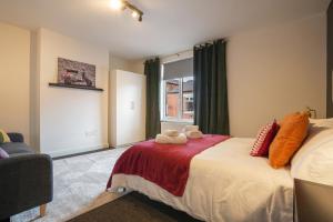 Modern 3 Bed House in Derby - FREE Parking - Hosted by Stay Host Save