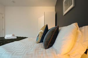 Modern 3 Bed House in Derby - FREE Parking - Hosted by Stay Host Save