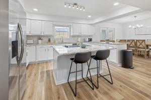 3 Min to Casino with Pool and Hot Tub