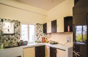 1BHK Apartment Near Nexus Mall Kukatpally, Kitchen, Self Check in, Projector, Fast WiFi, Washing machine