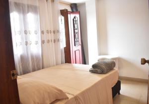 Habitación con cama nueva doble y balcon privado cerca del parque principal