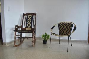 Habitación con cama nueva doble y balcon privado cerca del parque principal