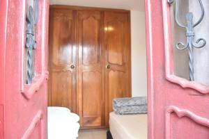 Habitación con cama nueva doble y balcon privado cerca del parque principal