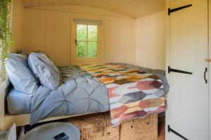 Hill Top Hideaway Shepherds Hut with Hot Tub