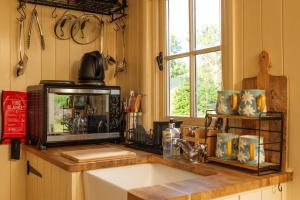Hill Top Hideaway Shepherds Hut with Hot Tub