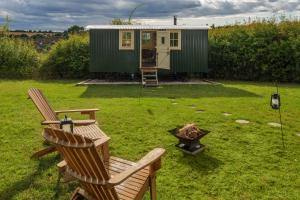Hill Top Hideaway Shepherds Hut with Hot Tub
